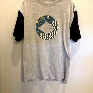 Gray & Black & white quicksilver Graphic T-Shirt size XL TG has vintage style